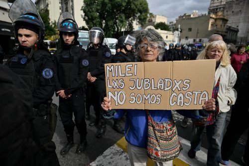 jubilados-protesta-foto-LUIS-ROBAYO-AFP-500x333-1