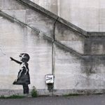 NIna-con-globo-Bansky