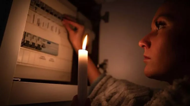 Se agrava la crisis en Ecuador e incrementa de 8 a 14 horas diarias los cortes de energía