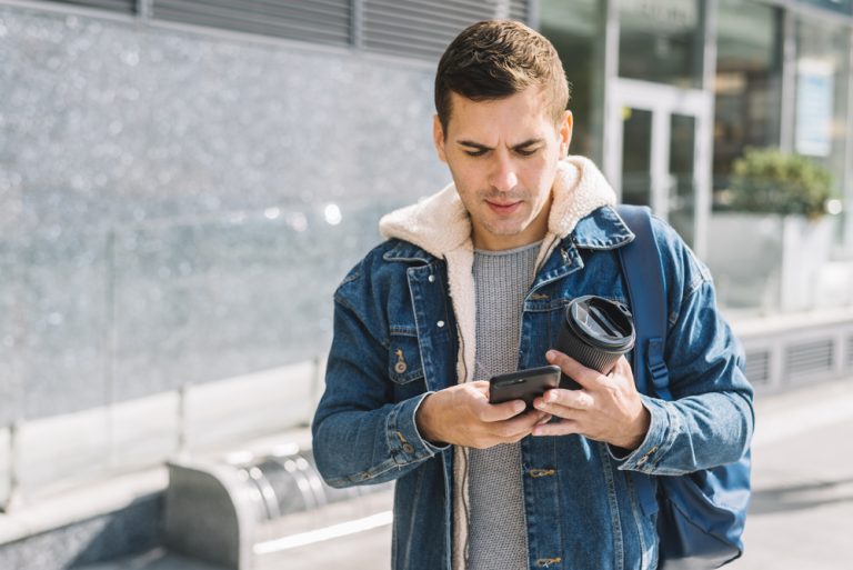 Conoce el síndrome FoMO: El miedo a perderse algo