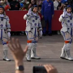 Tripulación de la estación espacial china regresa a la Tierra tras seis meses en el espacio