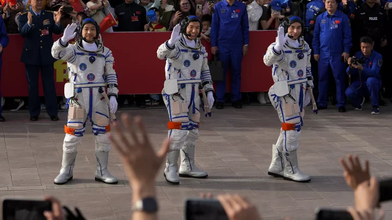 Tripulación de la estación espacial china regresa a la Tierra tras seis meses en el espacio