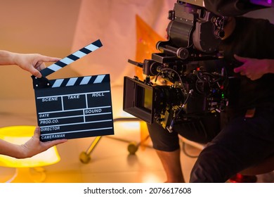 man-hands-holding-movie-clapper-260nw-2076617608 (1)