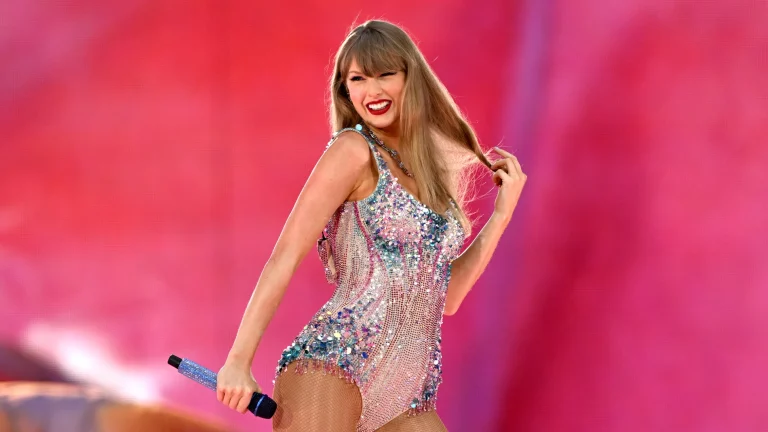 taylor-swift-actuando-the-eras-tour-londres_98