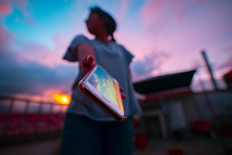 reflection-on-mobile-5028516_960_720