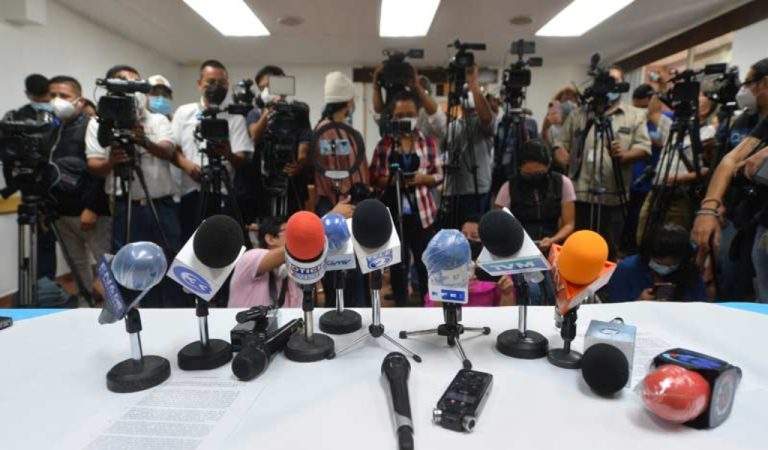 Denuncian a Bukele por atacar a la prensa salvadoreña con datos de la Usaid