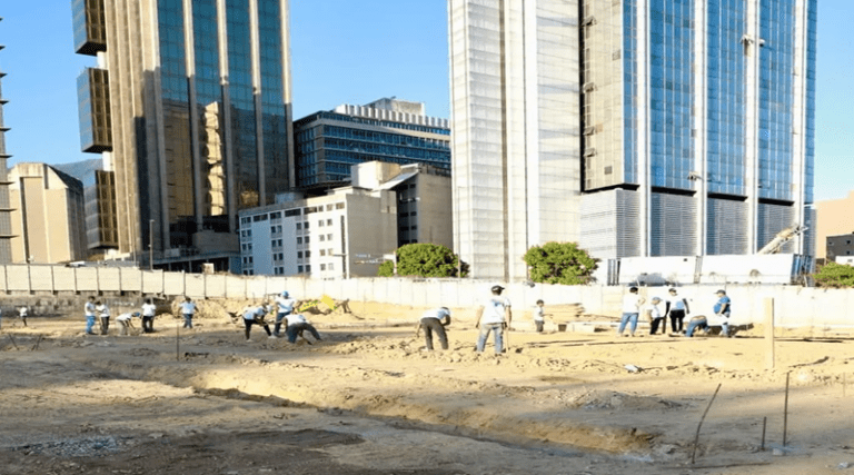 Inspecciona-construccion-del-nuevo-terminal-de-Caracas