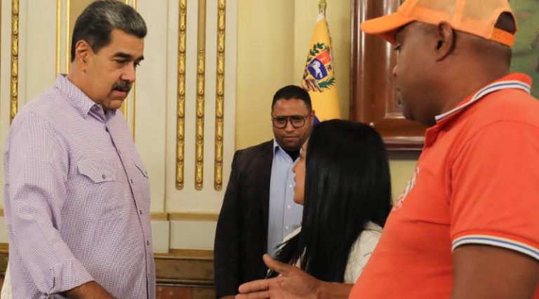 Maduro-recibe-familiares