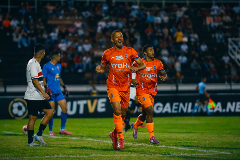 Primera-DLG-Celebracion-de-gol-de-Anthony-Uribe-2-768x512