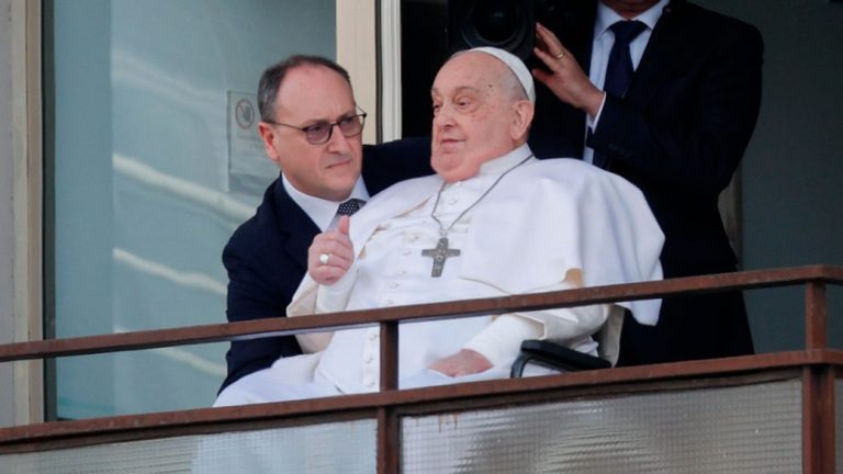 el-papa-francisco-reaparece-tras-mas-de-un-mes-hospitalizado-171725