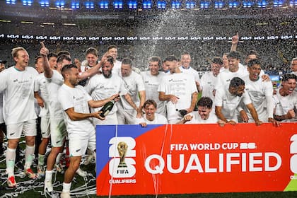 los-jugadores-de-nueva-zelanda-celebrando-la-QKAQTYL2DNHB3A2H73SFUGHU3E