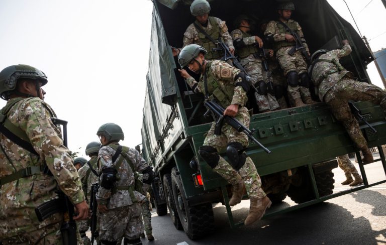militares-peruanos-lima