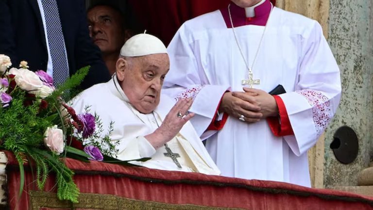 el-papa-francisco-reaparece-para-impartir-la-bendicion-urbi-et-orbi-39865