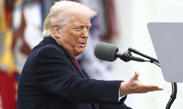 el-presidente-de-estados-unidos-donald-trump-anunciando-los-aranceles-7122-696x418