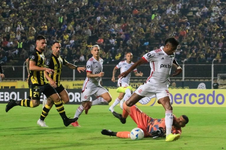 jesus-camargo--abajo--de-tachira-disputa-un-balon-con-bruno-henrique-pinto--d--de-flamengo-este-jueves--en-un-partido-de-la-fase-de-grupos-de-la-copa-libertadores-entre-deportivo-tachira-y-flamengo--efe