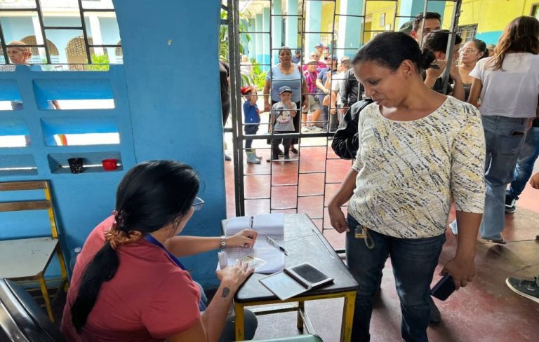 mujer-comuna-burocratismo