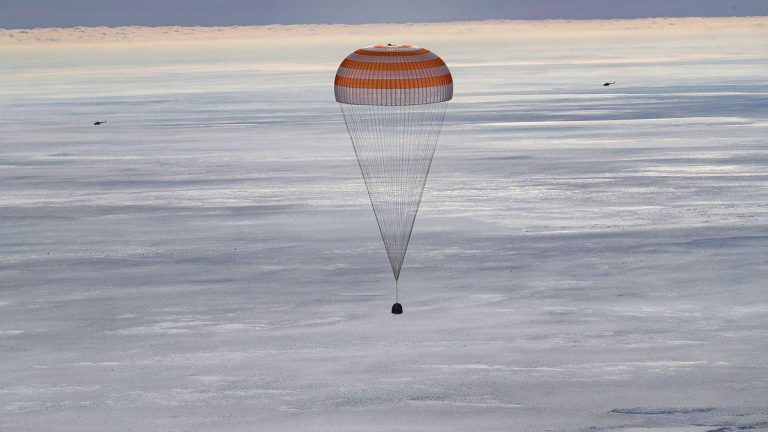 nave-rusa-soyuz-aterrizo-a-la-tierra-39880
