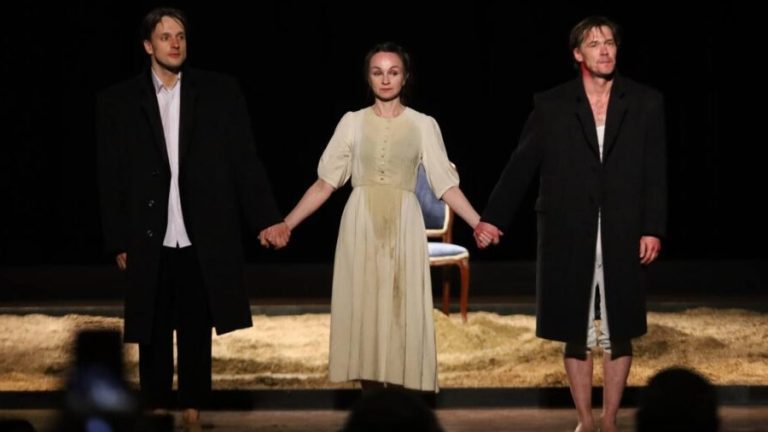 obra-teatral-el-vientre-por-el-teatro-de-arte-de-moscu-39867