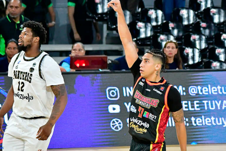 Alejandro-Bernal-Cocodrilos-Panteras-768x512