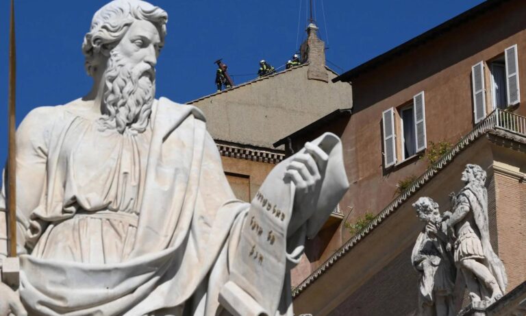El-Vaticano-instala-chimenea-en-la-Capilla-Sixtina-para-el-conclave-768x461