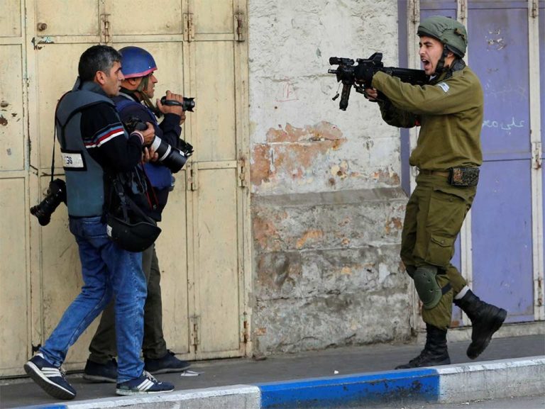 Periodistas-Palestinos-Soldado-Israeli-1