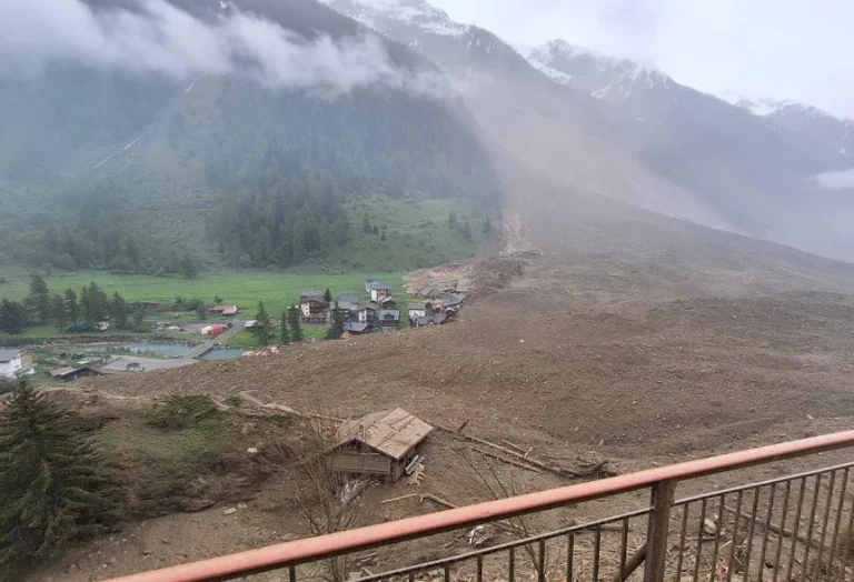 Un-colapso-masivo-del-glaciar-Birch-sepulto-gran-parte-del-pueblo-de-Blatten-en-el-valle-de-Lotschental-en-los-Alpes-suizos