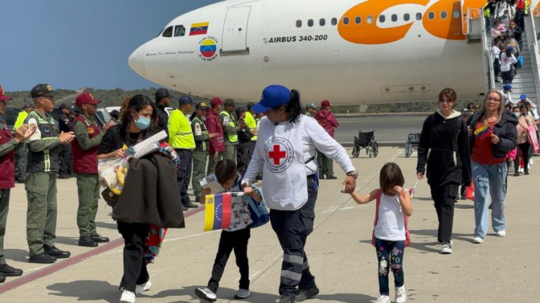 cruz-roja-venezolana-asistio-a-ninos-que-regresan-al-pais-en-tercer-vuelo-de-migrantes-37022