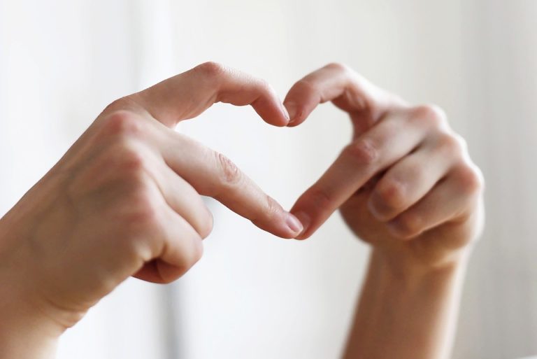 hands-7679387_960_720