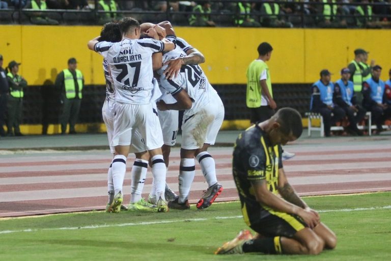 jugadores-de-central-cordoba-celebran-un-gol-en-el-deportivo-tachira-central-cordoba-de-copa-libertadores-2025--efe-mario-caicedo