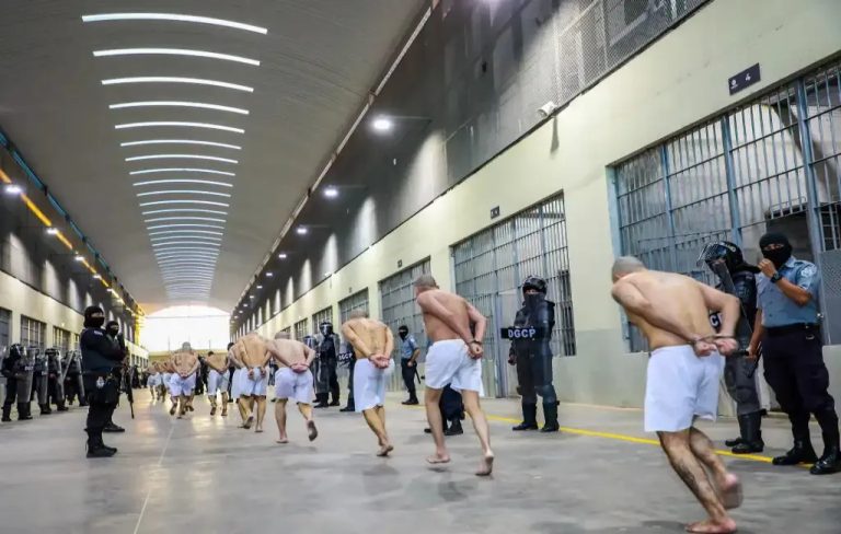 megacarcel-detenidos-elsalvador