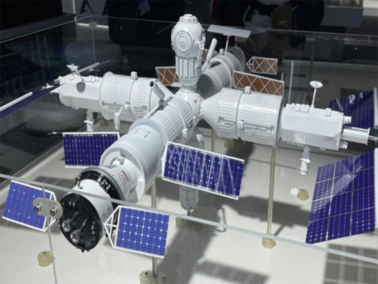 Rusia-Maqueta-Estacion-Orbital-1