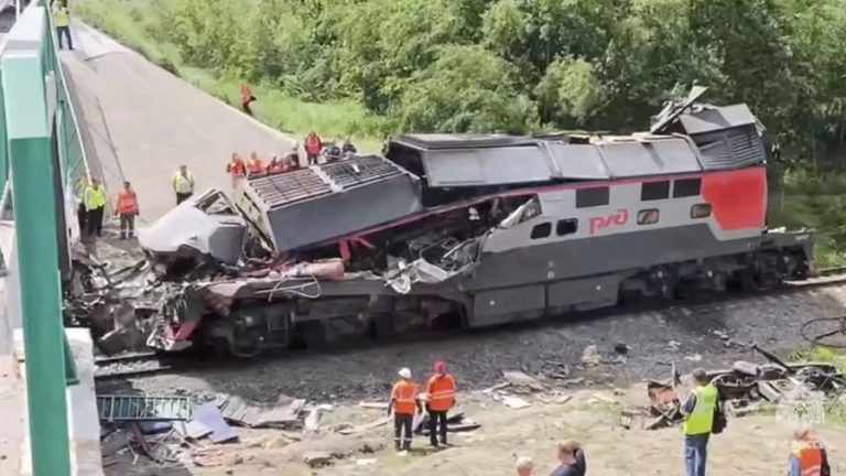 derrumbe-de-un-puente-sobre-un-tren-de-pasajeros-en-el-region-rusa-de-briansk-la-semana-pasada-42709