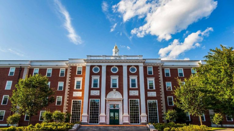 harvard-contra-demanda-la-orden-de-trump-que-niega-visas-a-estudiantes-y-profesionales-42757