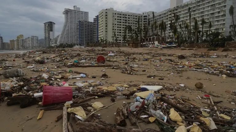 tormenta-dalila-deja-danos-en-balneario-mexicano-de-acapulco-43175