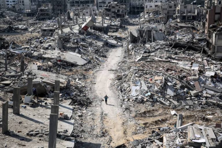 Israel bombardeó una escuela y mató a 10 personas en Gaza