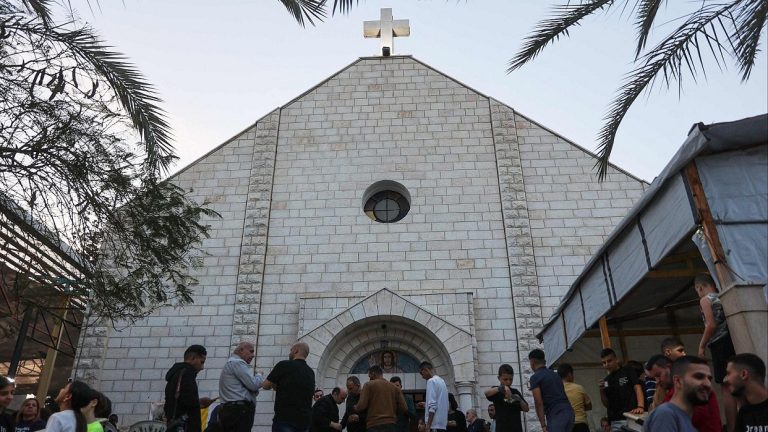 israel-ha-bombardeado-la-iglesia-de-la-sagrada-familia-en-gaza-180225