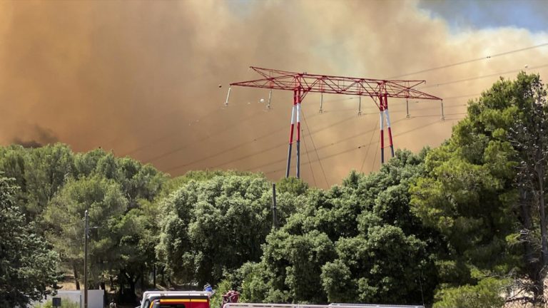 un-devastador-incendio-provoca-el-cierre-de-un-aeropuerto-y-evacuaciones-en-el-sur-de-francia-179566