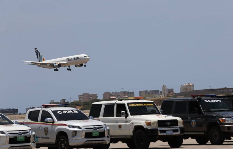 Entre risas y abrazos marcan la llegada del vuelo 58 con 110 migrantes venezolanos repatriados desde EEUU (6)