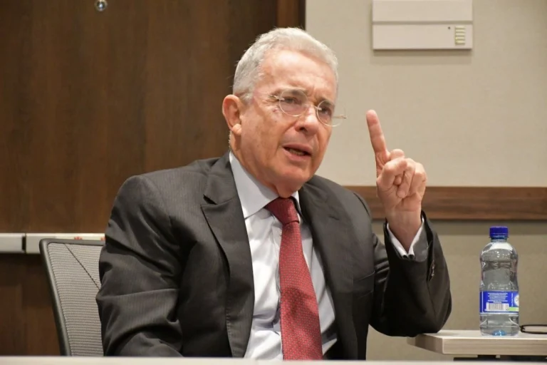 condenan-a-ex-presidente-alvaro-uribe-a-12-anos-de-prision_4b7282f1-33bb-4de5-9786-311e73d7f743_medialjnimgndimage=fullsize