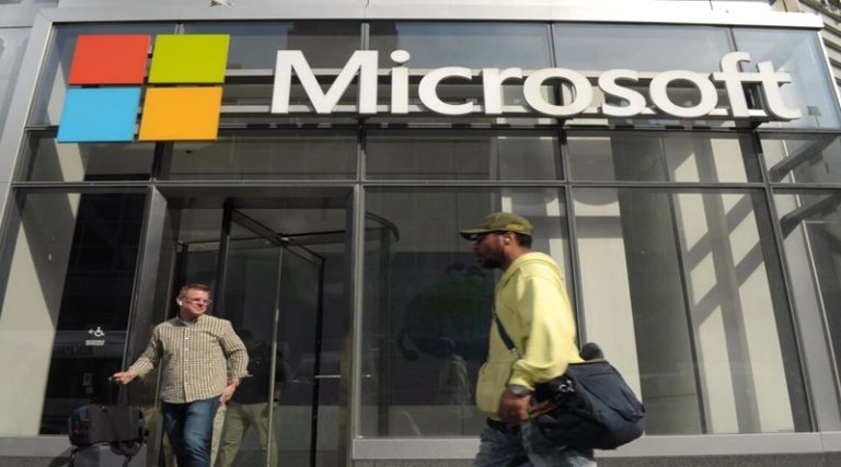 EEUU.-Microsoft despide a dos trabajadores por irrumpir en la oficina del presidente de la compañía durante una protesta