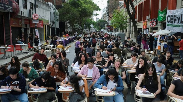 ARGENTINA-CLASES-UNIVERSITARIAS-EN-LA-CALLE-1