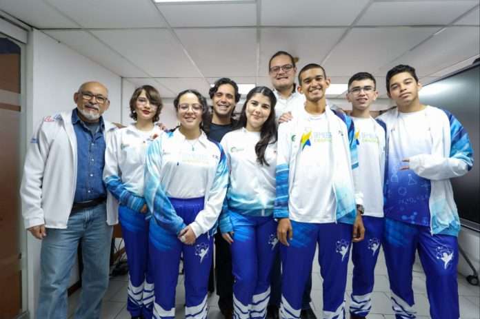 Jovenes-destacados-del-Programa-Nacional-Semilleros-Cientificos-en-Rusia-696x463