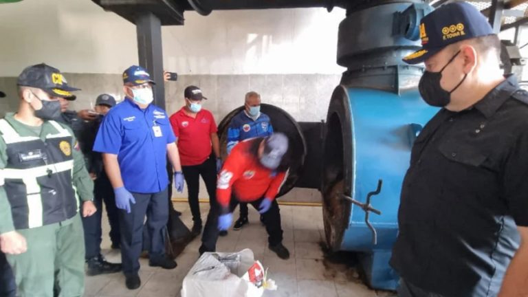 autoridades-incineraron-cocaina-incautada-en-narcolancha-48787