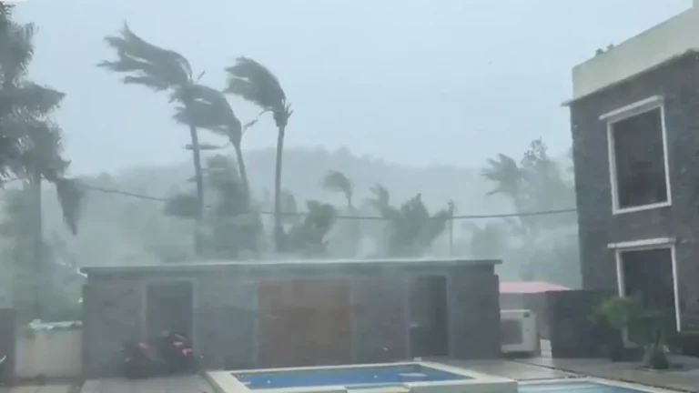 emergencia-en-el-sudeste-asiatico-por-el-supertifon-ragasa-el-aeropuerto-de-hong-kong-cerrara-36-hor_da39-3