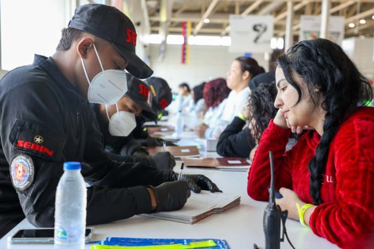 Gobierno Bolivariano responde ante políticas migratorias de EEUU con nuevo vuelo de repatriación (5)