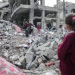 gaza-ninos-viendo-las-ruinas-de-edificios-bombardeados-48877