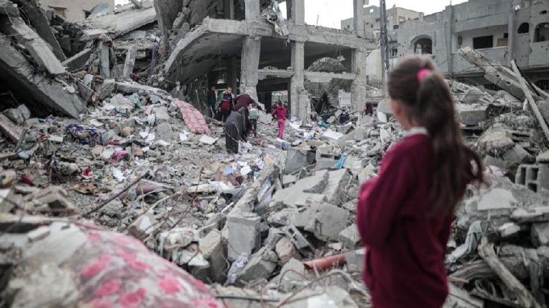 gaza-ninos-viendo-las-ruinas-de-edificios-bombardeados-48877