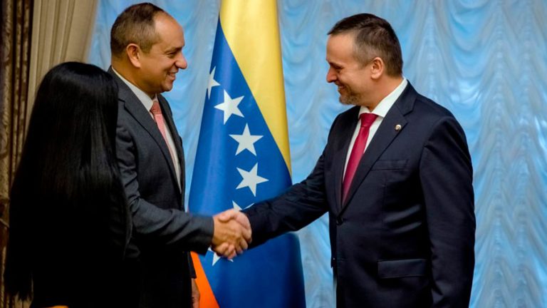 los-ministros-de-transporte-de-venezuela-y-rusia-ramon-velasquez-y-andrei-nikitin-49864