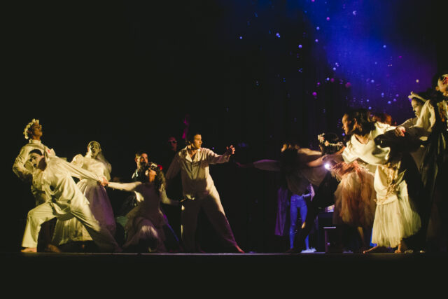 El-primer-grupo-de-actores-egresados-del-Estudio-de-Artes-Escenicas-del-CCCH-Foto-Ezequiel-Carias-@ezevisual-DESTACADA-640x427