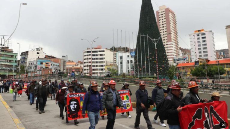 cortesia-integrantes-de-la-central-obrera-boliviana-cob-participan-en-una-manifestacion-en-la-paz-54207